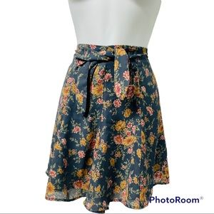 Skort Beautiful Flowing Floral skirt/shorts Sz Large Grey Dressy,